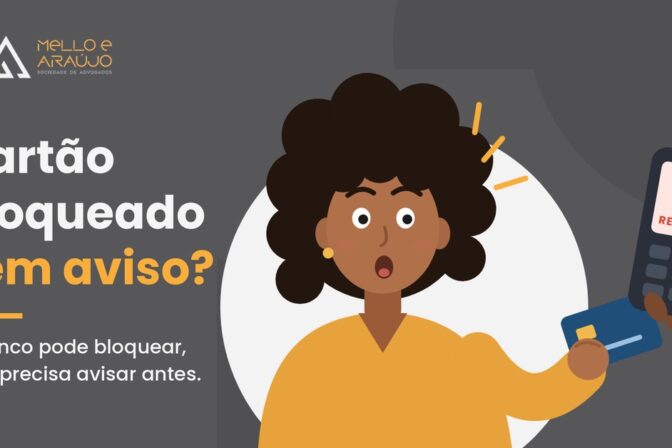 Mulher surpresa segurando cartão de crédito diante de maquininha com a mensagem "recusado"