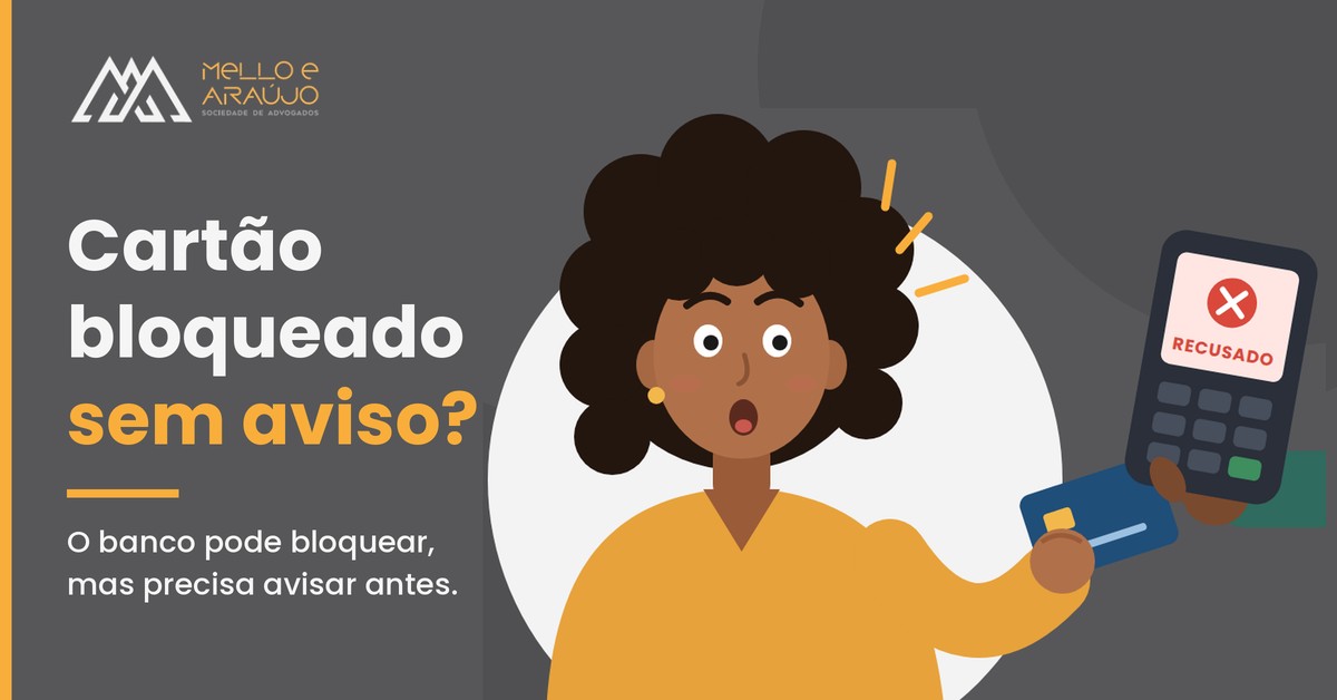 Mulher surpresa segurando cartão de crédito diante de maquininha com a mensagem "recusado"